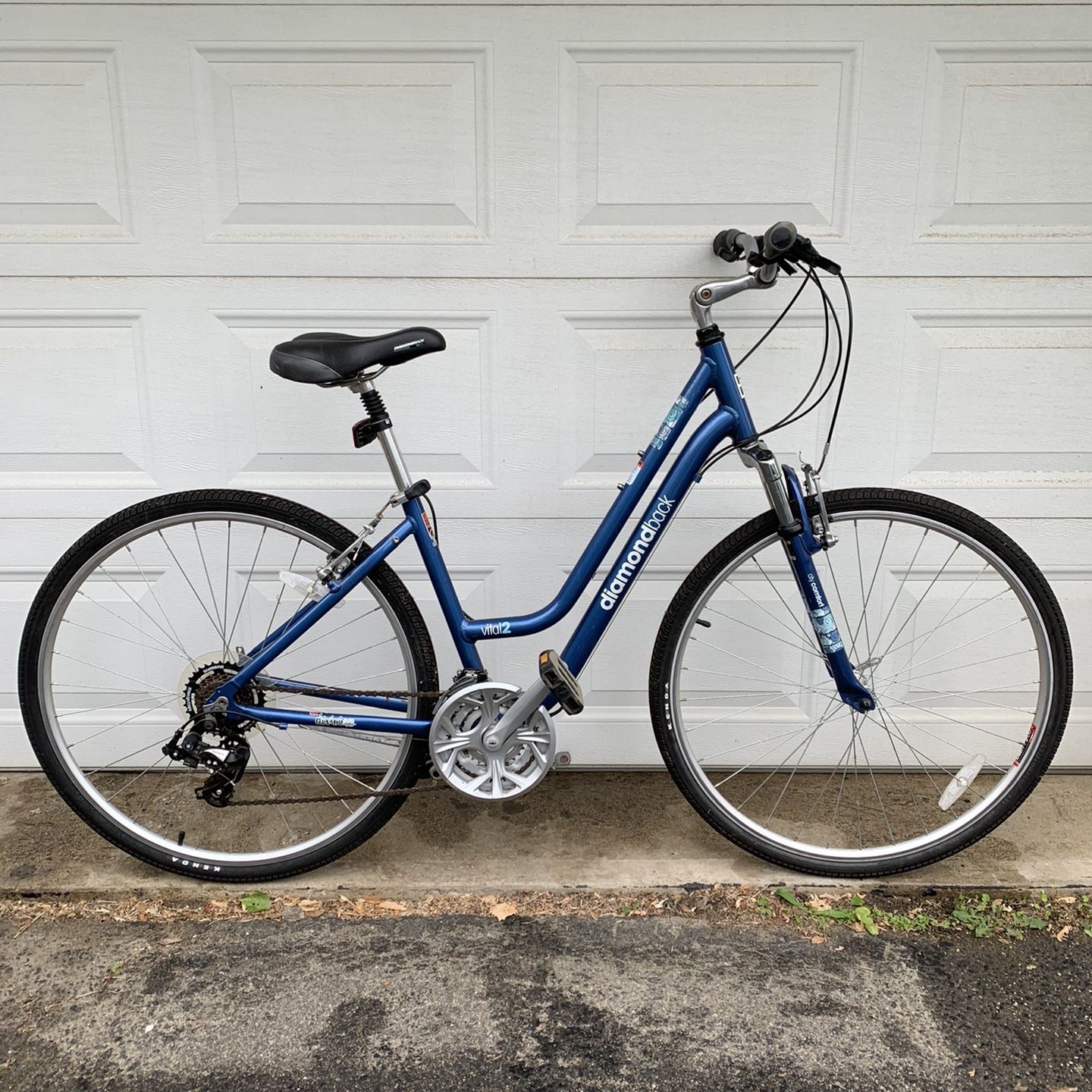 DIAMONDBACK VITAL 2 DEVINE 21 SPEED ALUMINUM HYBRID MOUNTAIN BIKE 700 SIZE TIRE for Sale in Bethel CT OfferUp