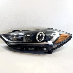 2017 - 2018 HYUNDAI ELANTRA LH DRIVER SIDE HEADLIGHT OEM