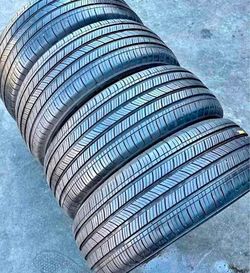 215 50 17 Michelin tires Con 80% de Vida Las 4