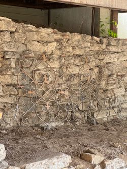 Free ornamental gate piece