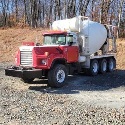2005 Mack DM690S Concrete Mixer