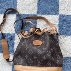 Louis Vuitton Large Bag for Sale in Lake Charles, LA - OfferUp