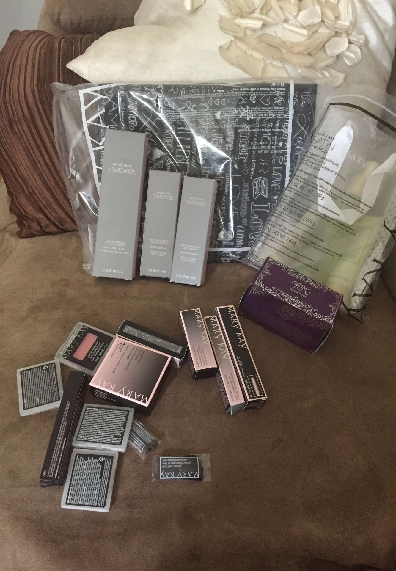 A Facial a perfume enchanted wish silk hands set of makeup and pouch 200$