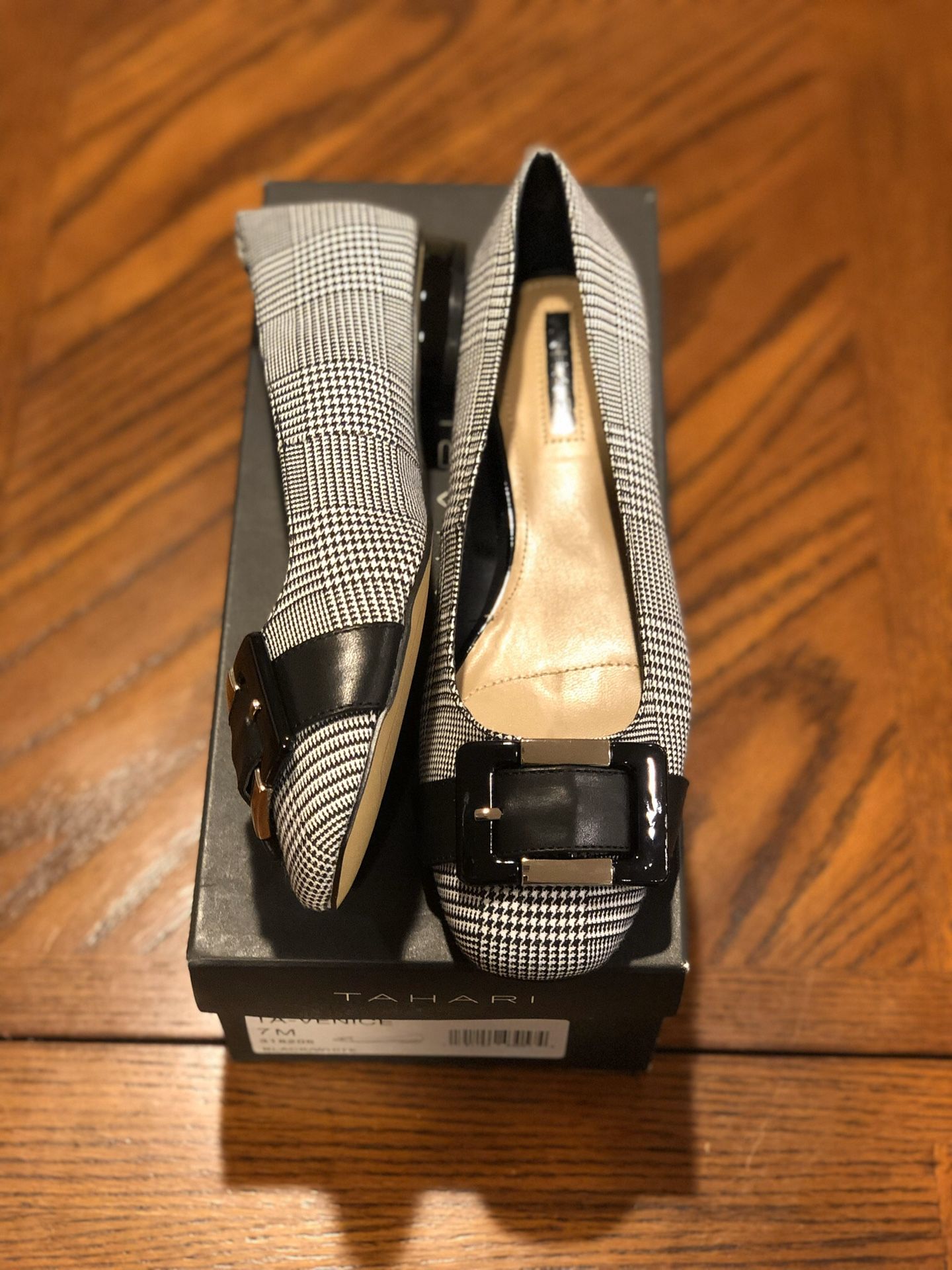 Tahari Venice flat Black and white size 7 TVs & Media players