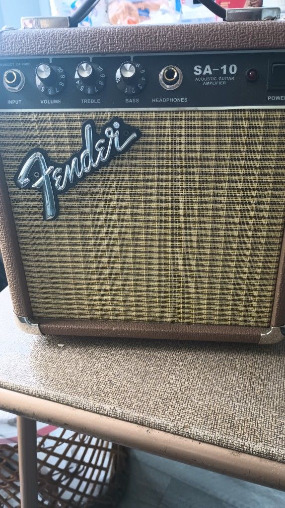 Nice Fender SA10. Acoustic Amplifier Newer