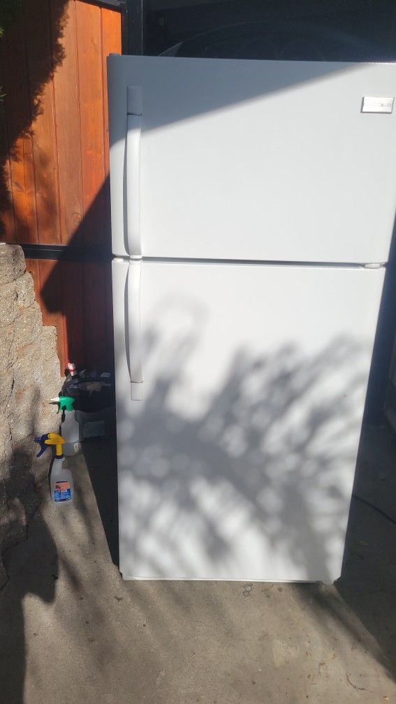 FRIGIDAIRE30" REFRIGERATOR WORKS GREAT CAN DELIVER ANYWHERE