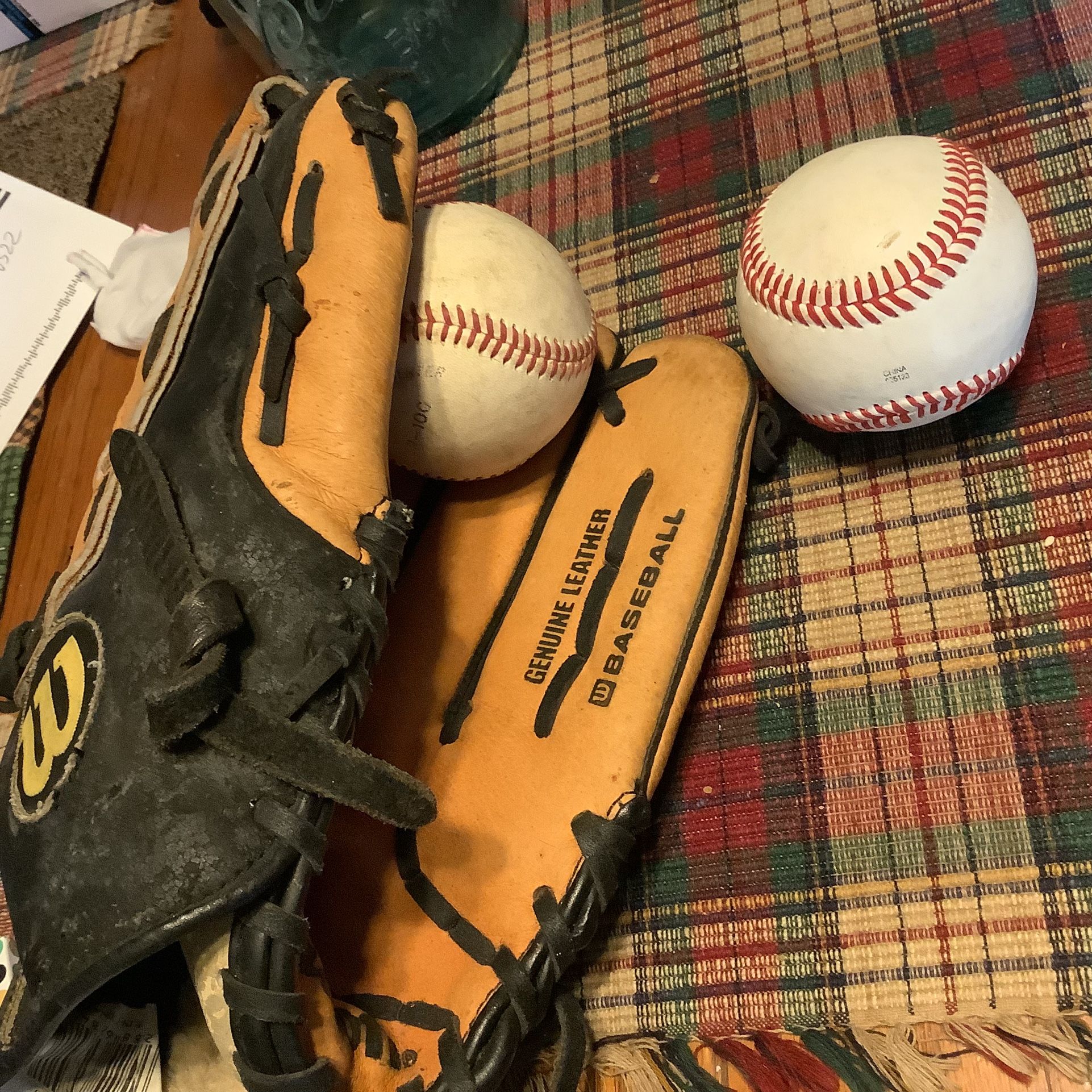 Wilson genuine leather baseball glove 12.5” comes with 2 baseballs