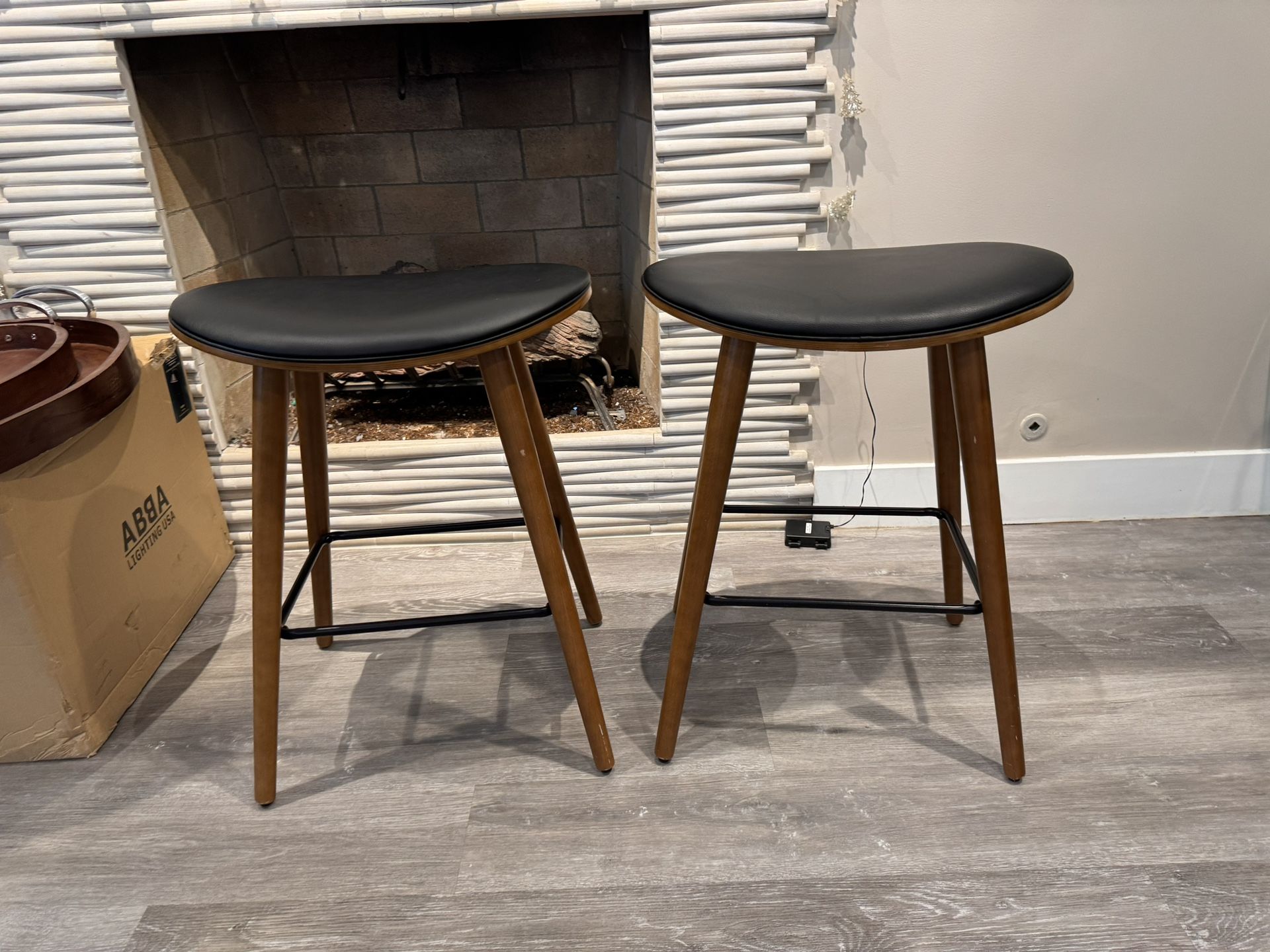 Bar Stools Leather And Wood Clean Like New