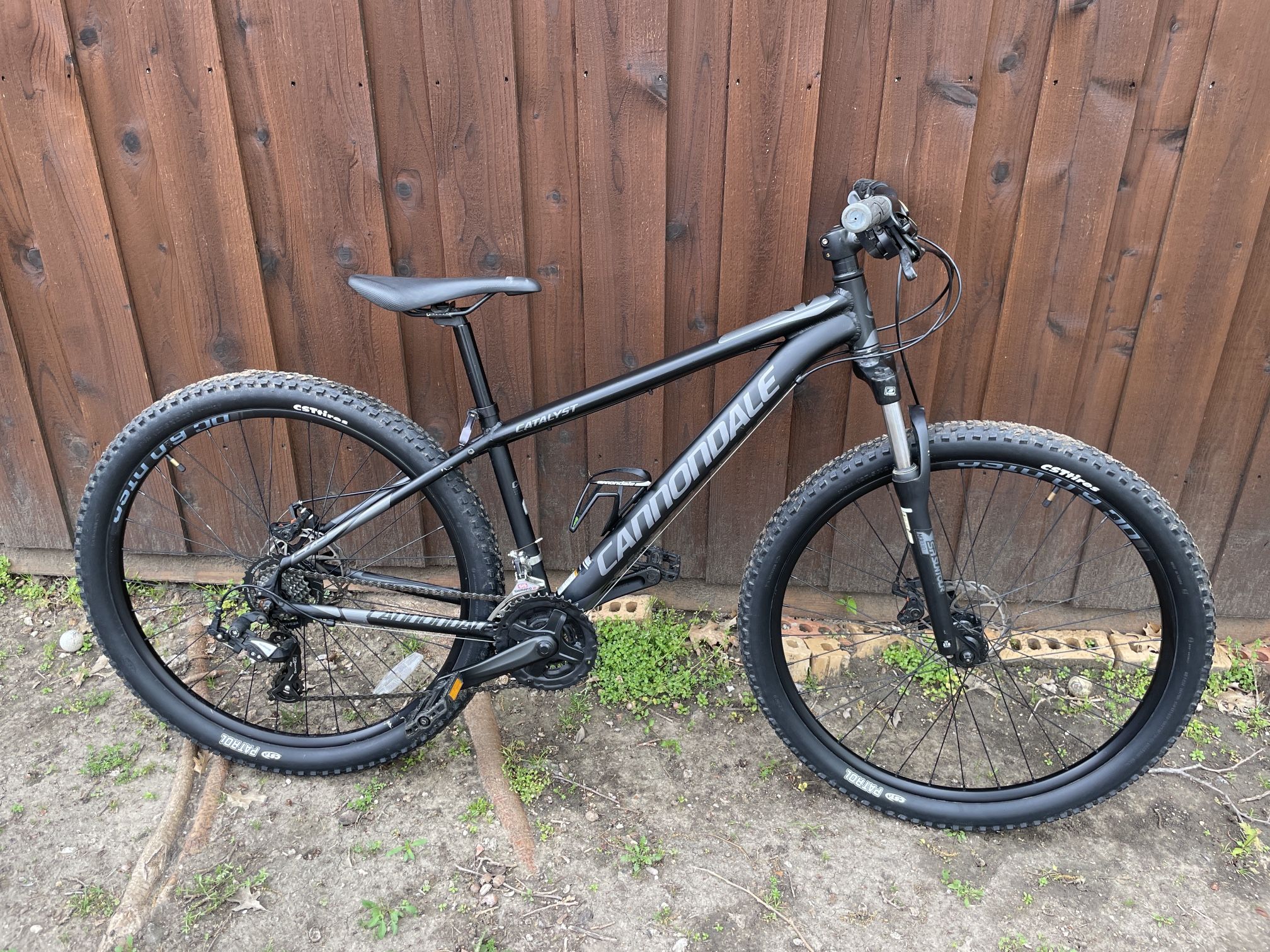 Black Cannondale Catalyst 27.5 Mountain Bike frame size small. like new barely used it just sits in the garage everything works perfectly . Located in