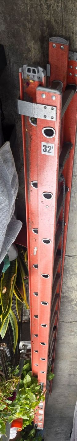 32 feet orange extended ladder