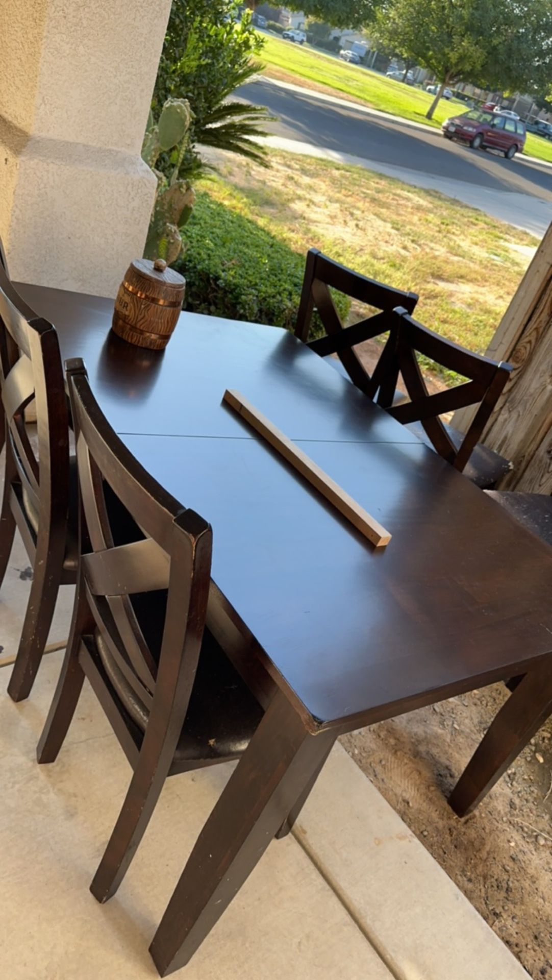 Dinner Table. 6 Chairs.