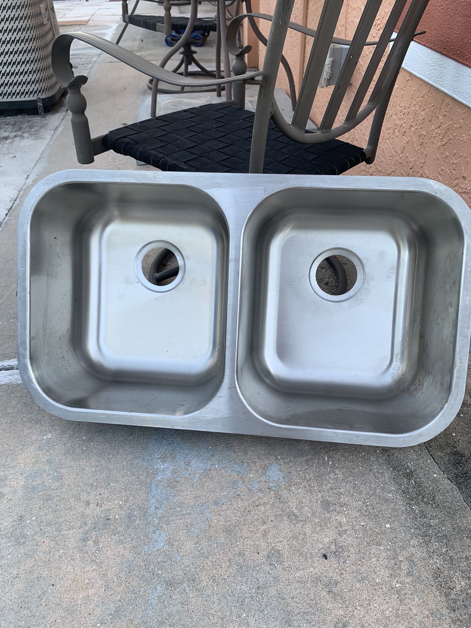 large deep sink like new measures 32 1/4 inches long width 18 1/2 inches each recess measures 14 1/2 inches x 10 deep