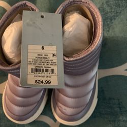 Child’s Shoes Size (6) New