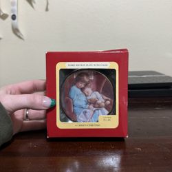 Heirloom Collection Plate with Stand - A Child's Christmas - Carlton Cards New