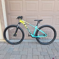 TREK MARLIN 5 MOUNTAIN BIKE 29 ER GEN2 LIKE NEW( CHECK MY OTHER BIKES)