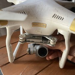 DJI PHANTOM (3) - 4K Quadcopter Drone With Extra Parts And Batteries