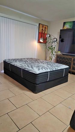 QUEEN SIZE SEALY, LIKE NEW