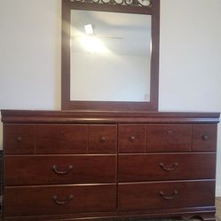 Dresser With Mirror 