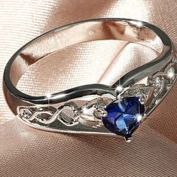 Pretty Vintage Style Silver Tone Blue Heart Ring