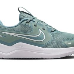 Nikes kids size 3   BNIB