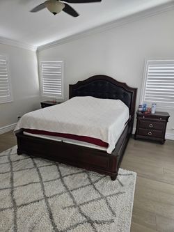 CALIFORNIA KING SIZE BED WITH 2 NIGHTSTANDS