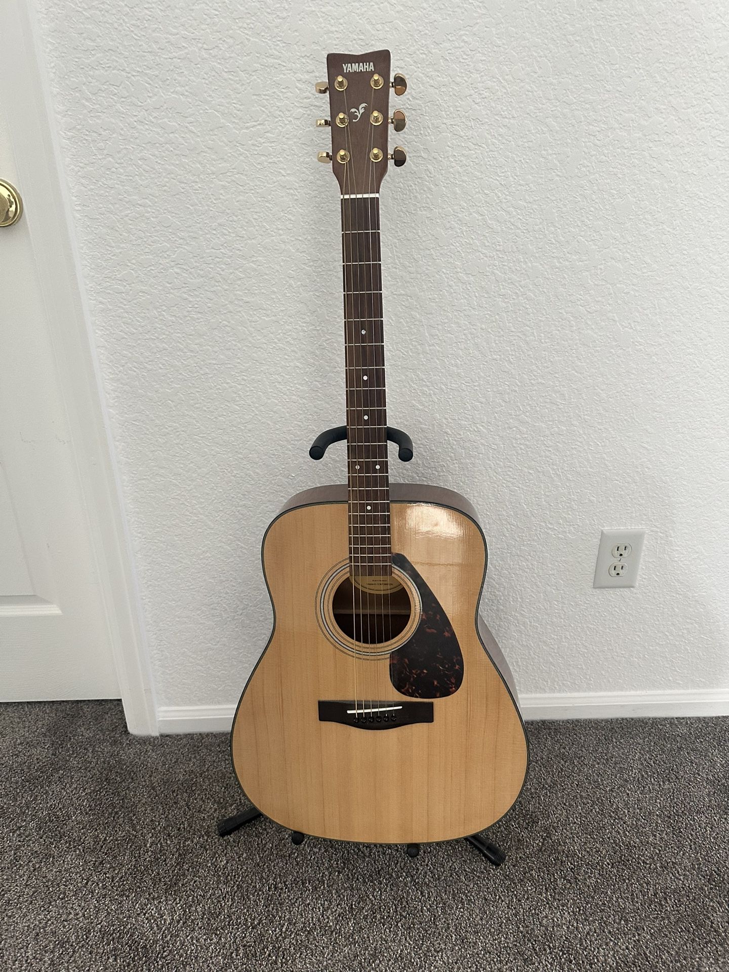 Yamaha F335 acoustic guitar with stand