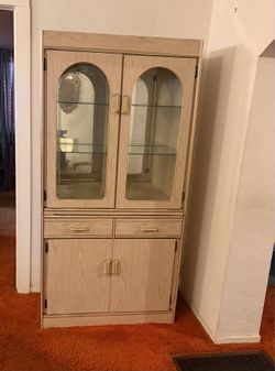 Display cabinet with light