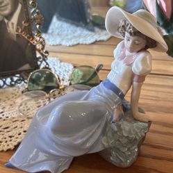 LLADRO FIGURINE # 1042 GIRL LISTENING TO SONGS OF BIRD