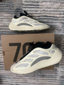 Yeezy 700 v3 Azael size 11 men