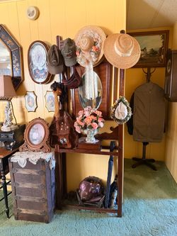 VINTAGE ENTRY HUTCH