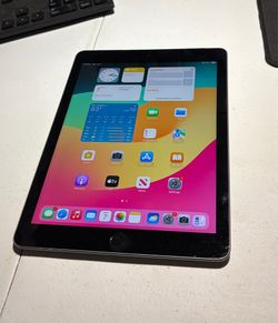 Apple iPad 6th Generation 32GB Unlocked Cellular & WiFi 9.7 Inch