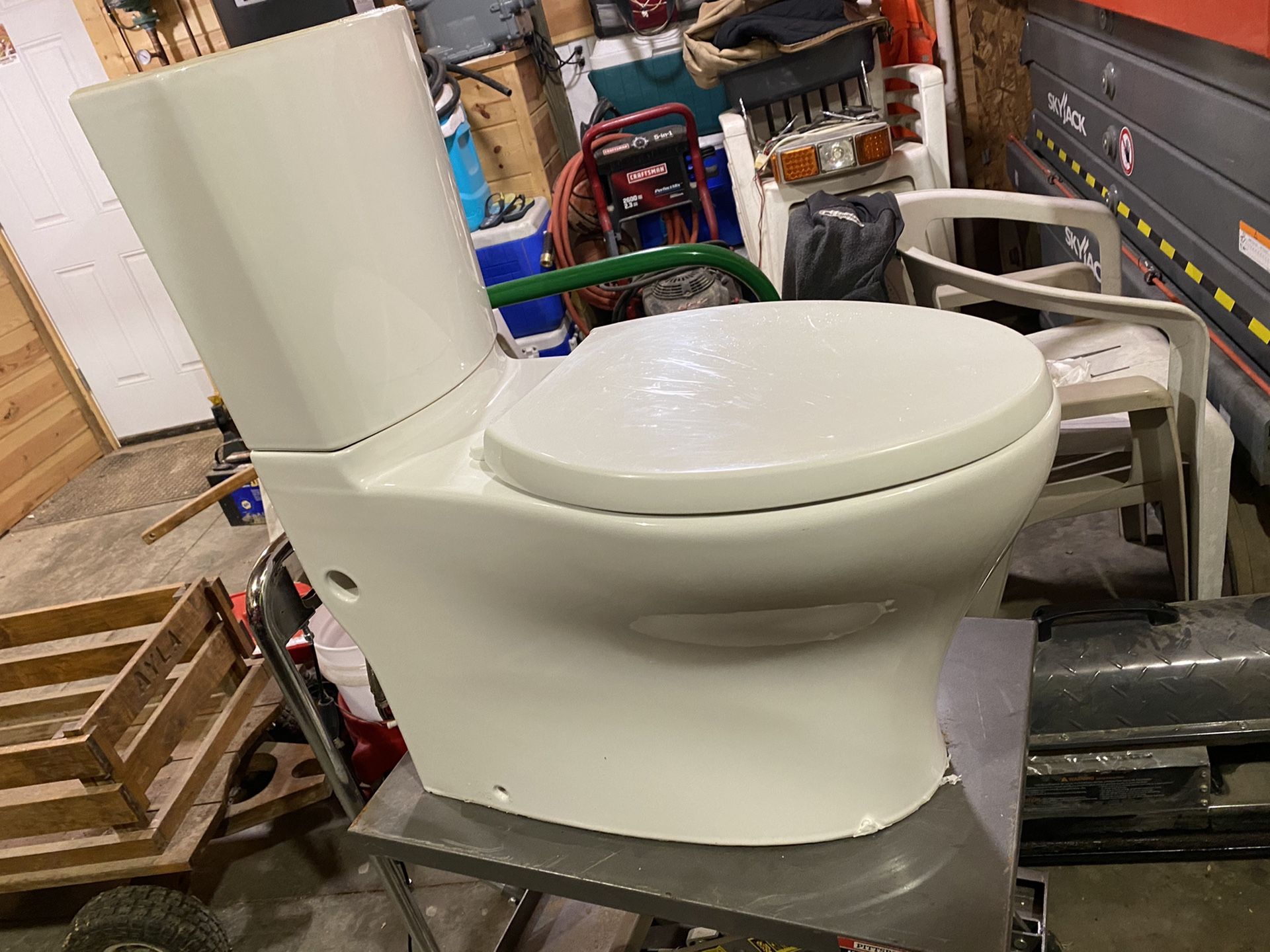 kohler skirted toilet for Sale in Chardon, OH OfferUp