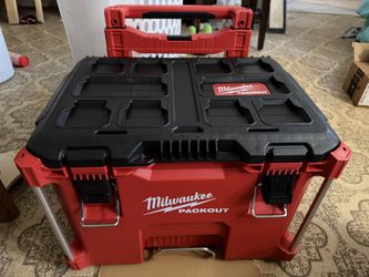 Milwaukee PACKOUT Rolling Box