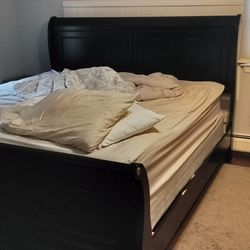 All Black Queen Bedroom Set. Excellent Condition 