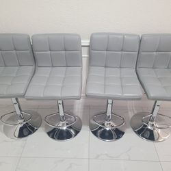 4 Bar Stools 