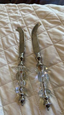 (2) cheese cutters or spreaders. Great for setting your table during the holidays.