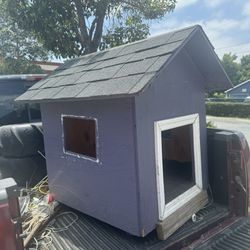 Dog  House In Good Condition