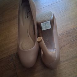 Clark's Leather 3"Pump Warm Beige. Size 9