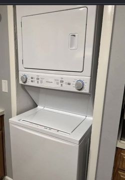 GE Washer Dryer Combo GUD27ESSMWW – Like New, 3.8/5.6 Cu Ft - Tampa, FL