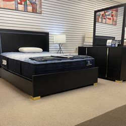 Queen bed for sale, ask for more information ℹ️ 