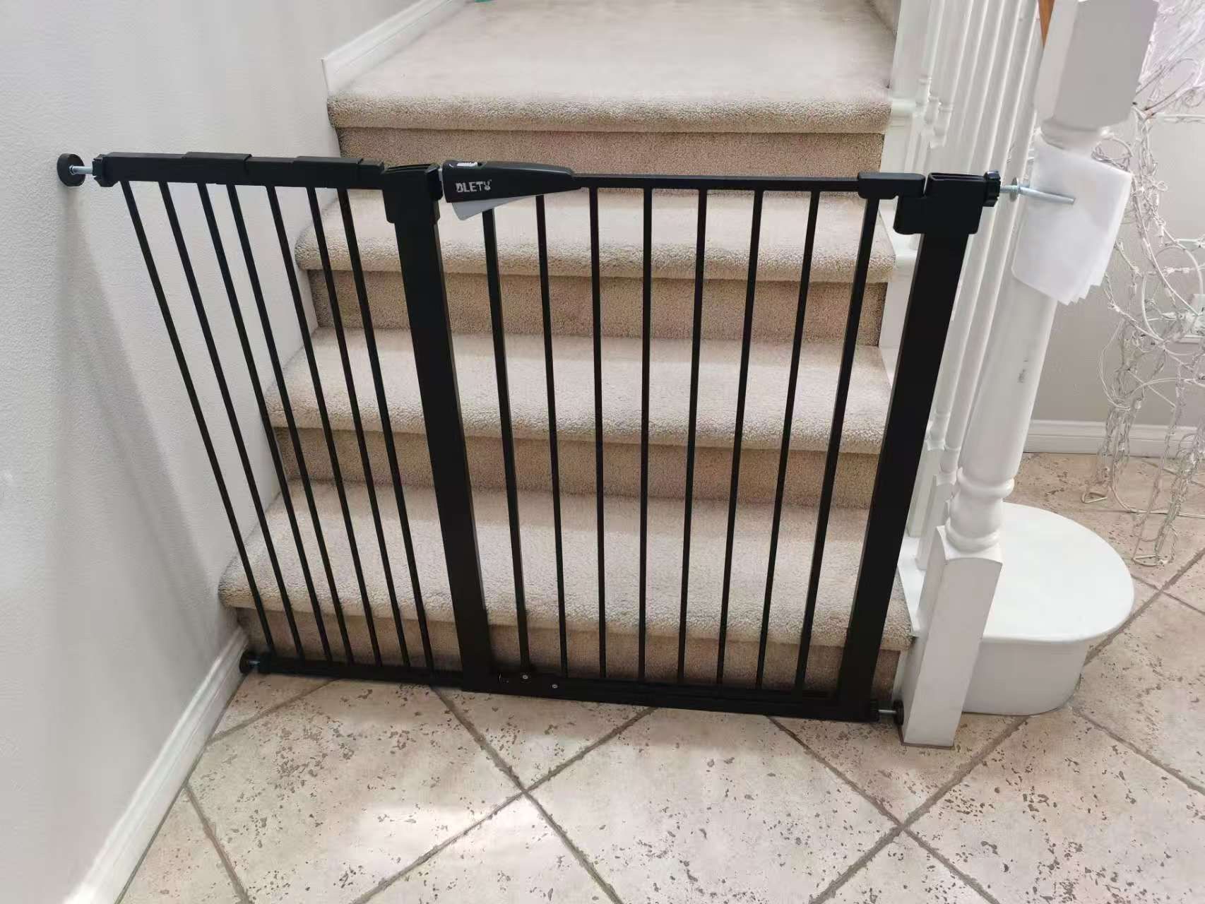 🚪 Like-New Stairway Safety Gate - Great Condition! 🐶👶
