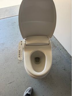 17” Comfort Height Elongated Toilet with Bidet – Great Condition