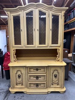 vintage French Provincial china cabinet/hutch