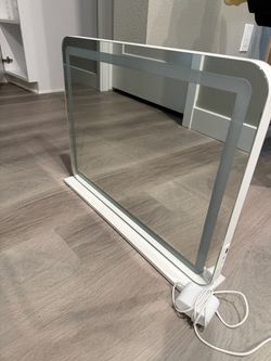 Lighted vanity mirror
