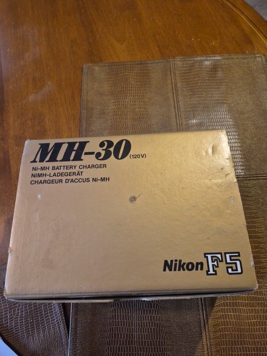 MH-30 BATTERY CHARGER FOUR NIKON F5 CAMERAS