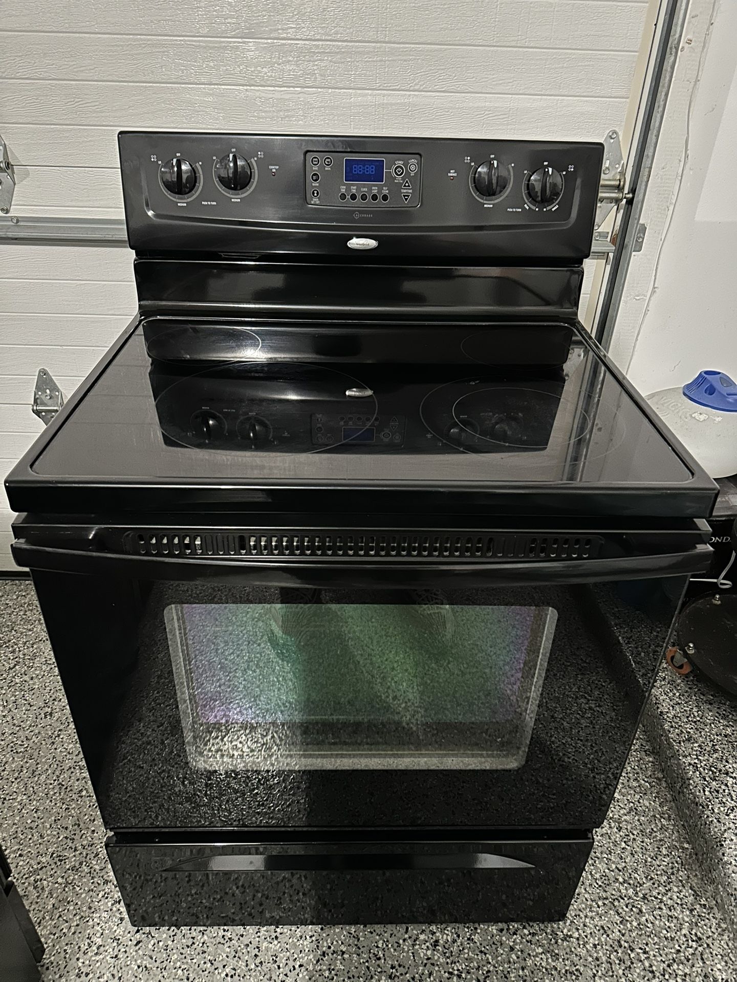 Black electric stove (whirlpool)