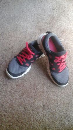 Nike Free Run Youth sz 7Y, very good condition, soles about 80%, smoke free pet free home, no rips tears.