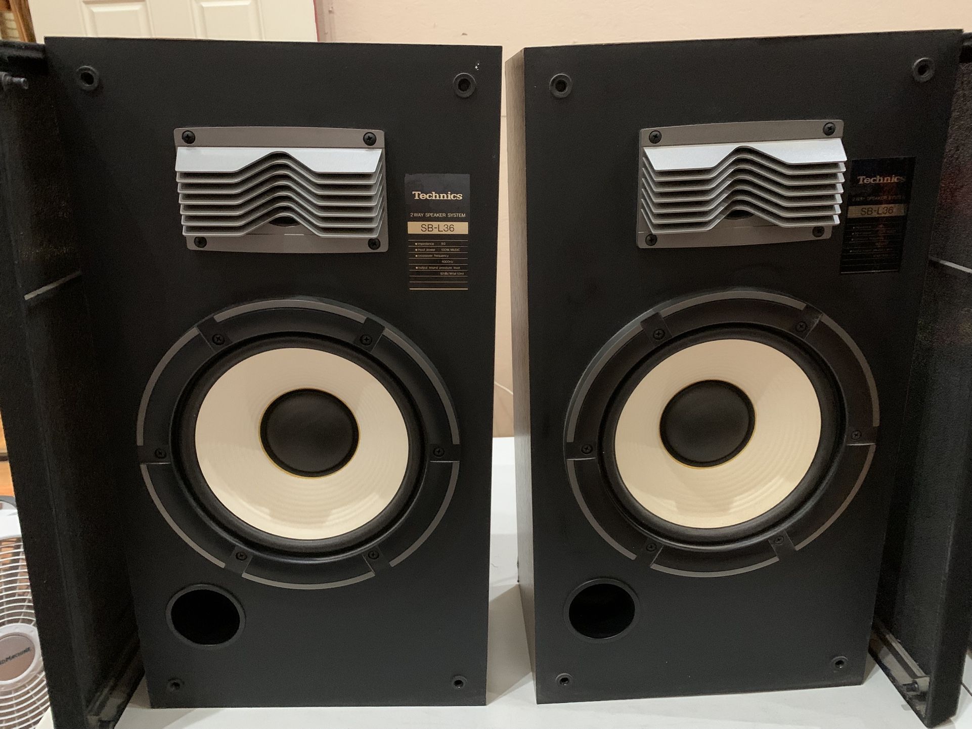 VINTAGE TECHNICS FLOOR SPEAKERS (SB-L36)
