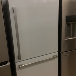 Hisense 17.2 cu.ft. Counter Depth 32 in. Bottom Freezer Refrigerator With Ice Maker 