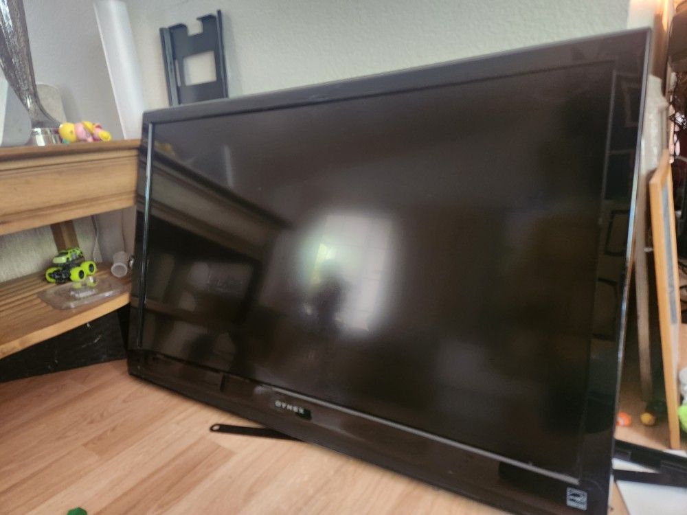 Dynex 42 in LCD TV with wall mount